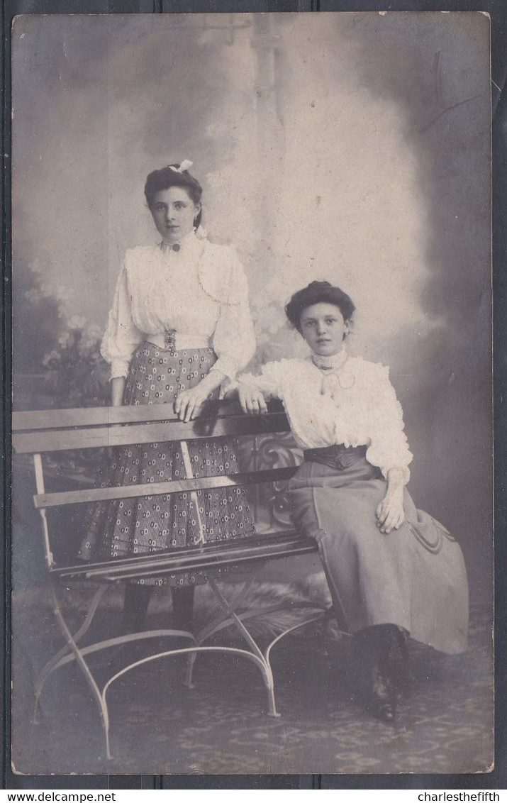 VIEILLE CARTE PHOTO - 2 YOUNG GIRLS ON ART DECO GARDEN BENCH - 2 FILLETTES SUR BANC ART DECO - Ancianas (antes De 1900)