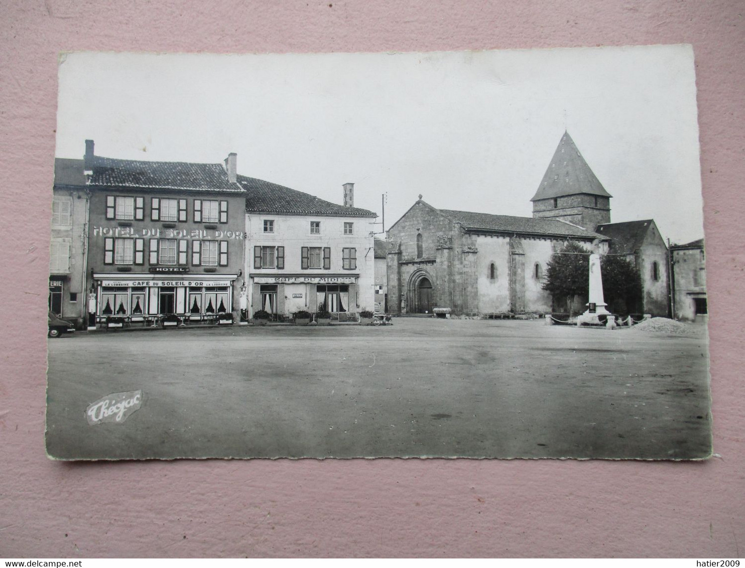 Carte Photo - BUSSIERE POITEVINE - Hôtel Du Soleil D'Or Sur La Place De L'Eglise - En 1962 - Bussiere Poitevine