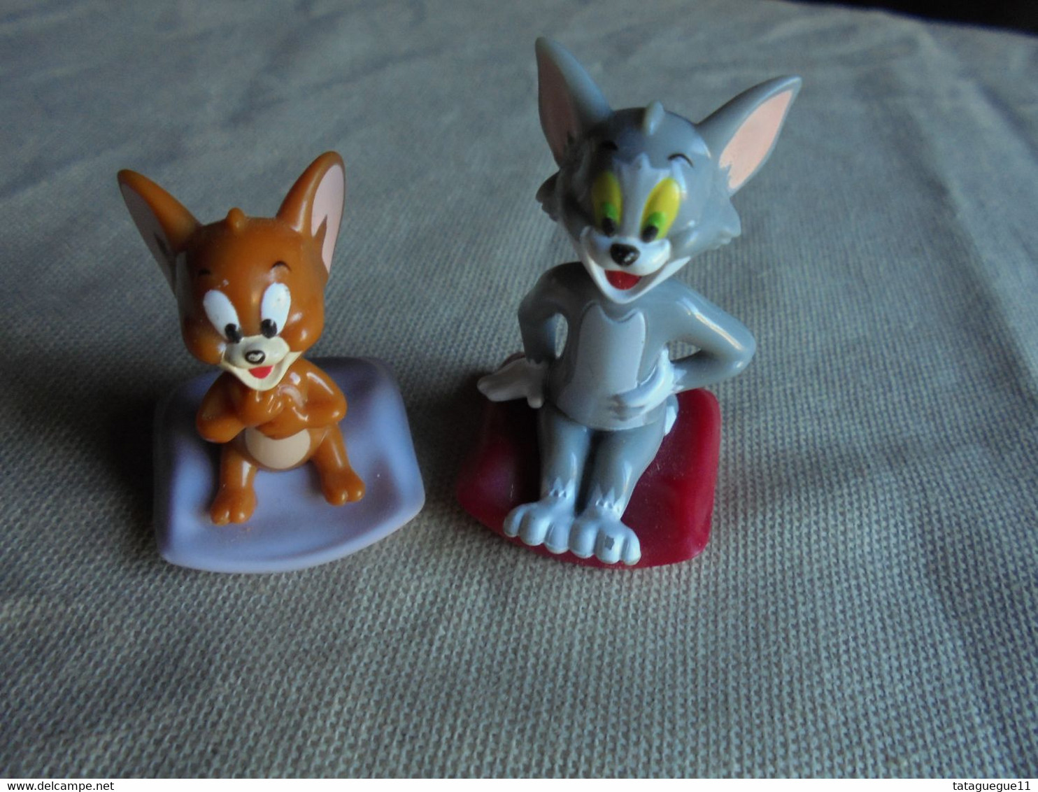 Vintage - Couple De Figurines Tom Et Jerry Sur Leurs Coussins - Other & Unclassified