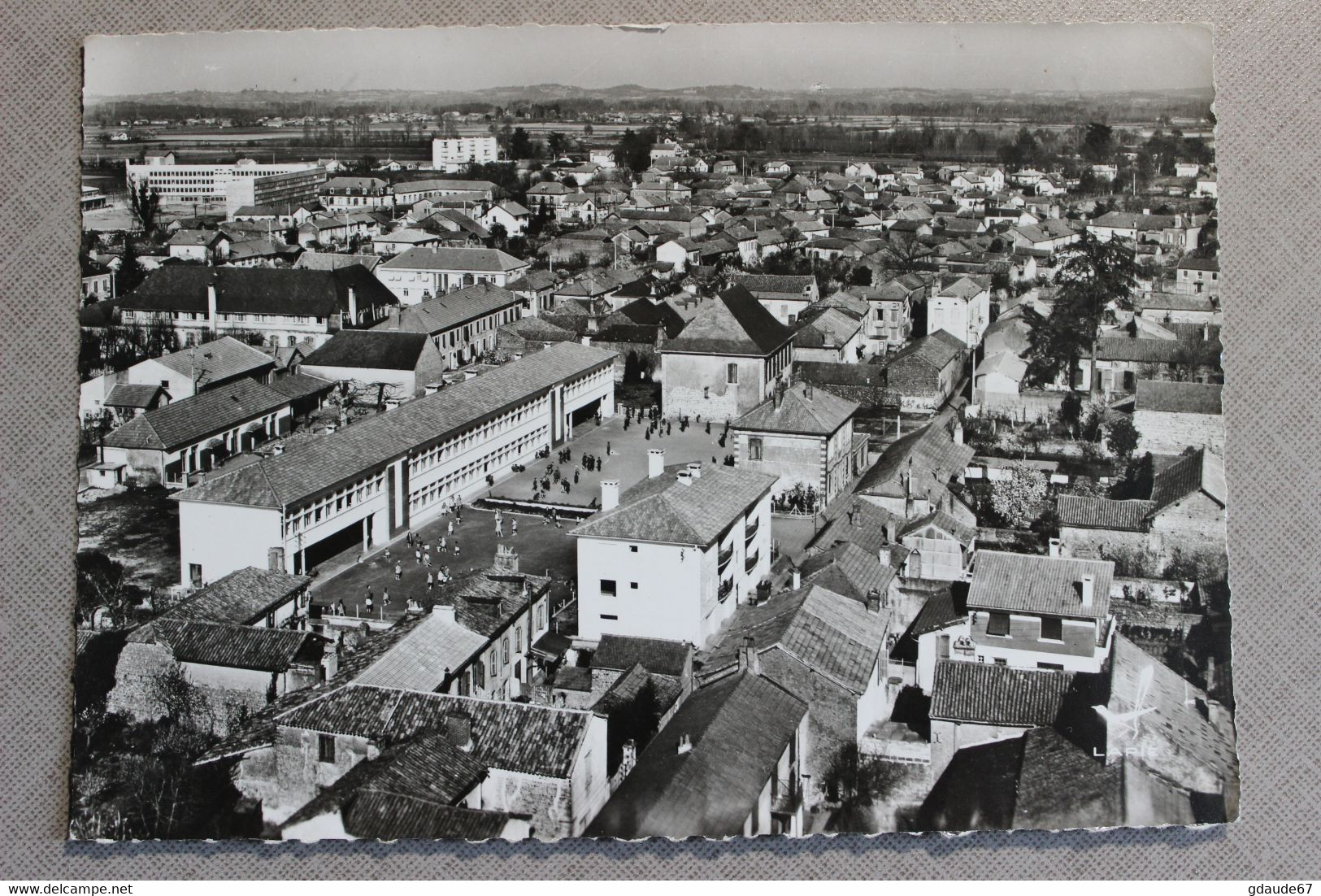 EN AVION AU DESSUS DE... VIC EN BIGORRE (65) - L'ECOLE COMMUNALE - Vic Sur Bigorre