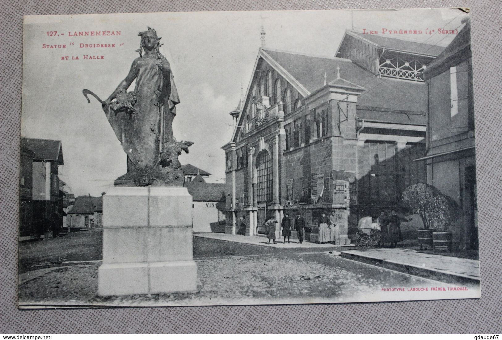 LANNEMEZAN (65) - STATUE DRUIDESSE ET LA HALLE - Lannemezan