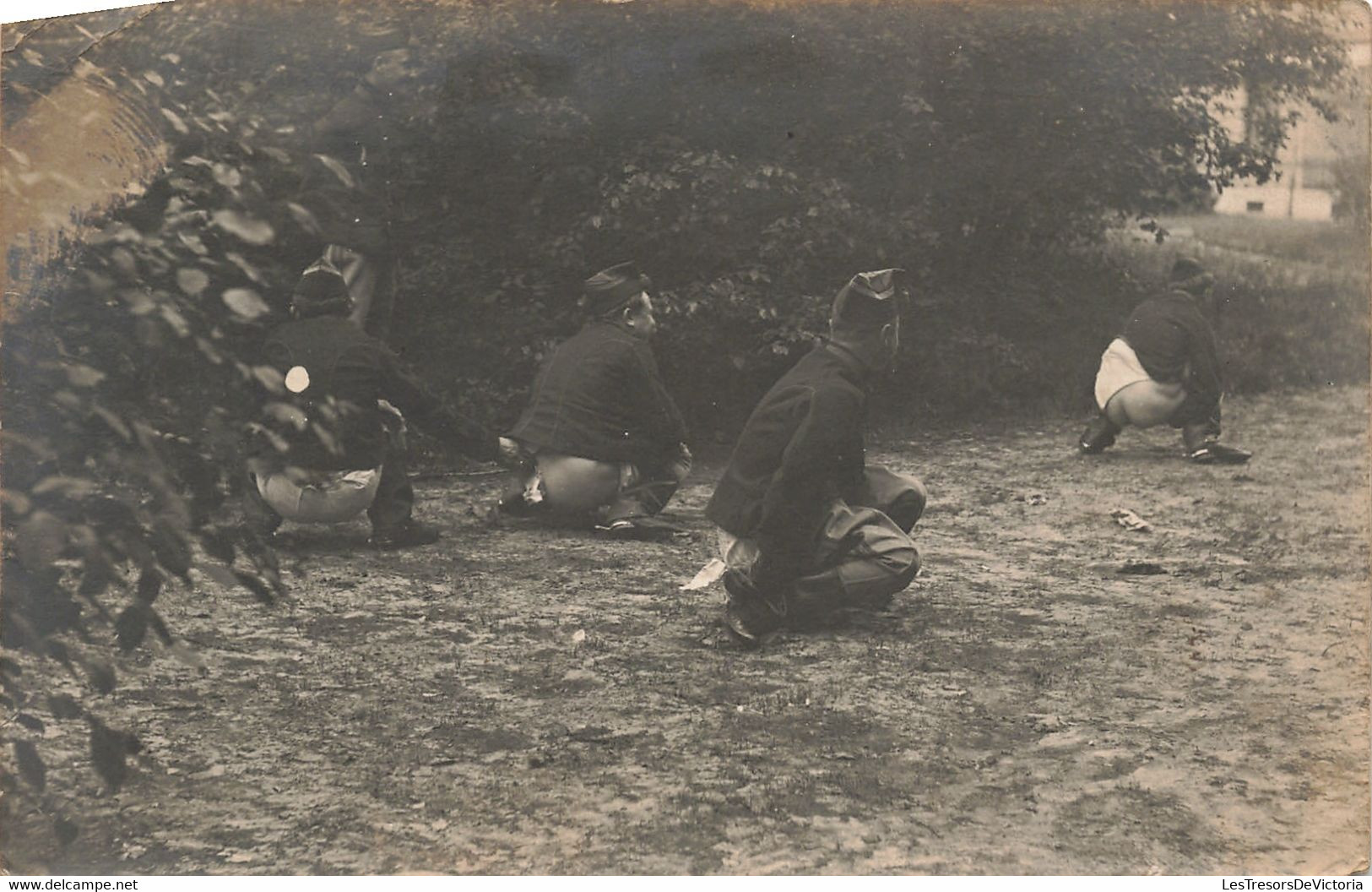 CPA - Militaria - Carte Photo - Humour - Militaires Se Moquants D'un Soldat Fesses A L'air Qui Fait Ses Besoins - Humour