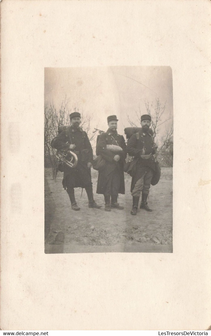 CPA - Militaria - Carte Photo - Trois Militaires En Costume - Trompette - Képi - Moustache - War 1914-18