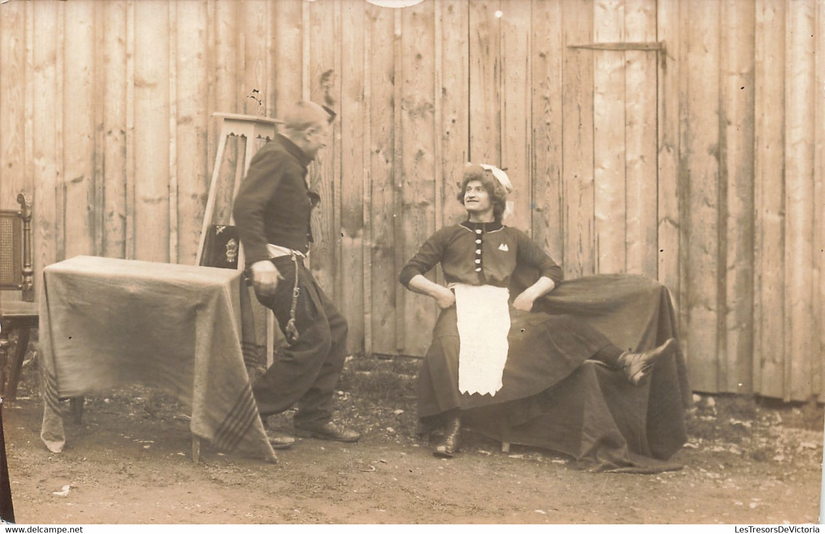 CPA - Militaria - Théatre - Carte Photo - Humour - Soldat Travesti - Couple - Humour