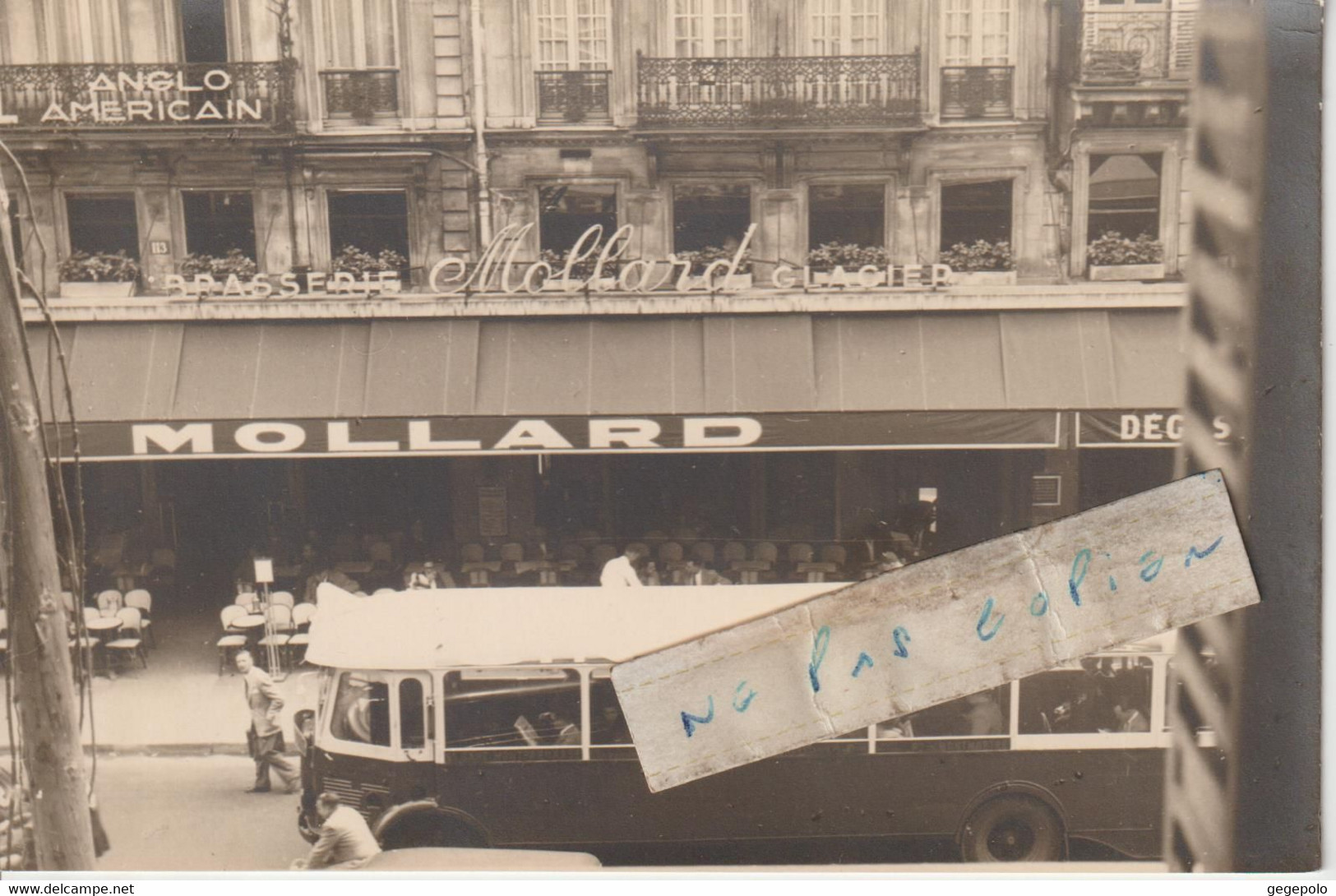 75008 - Un Bus Qui Passe Devant La Brasserie MOLLARD Située 115 Rue Saint Lazare ( Carte Photo ) - Pubs, Hotels, Restaurants