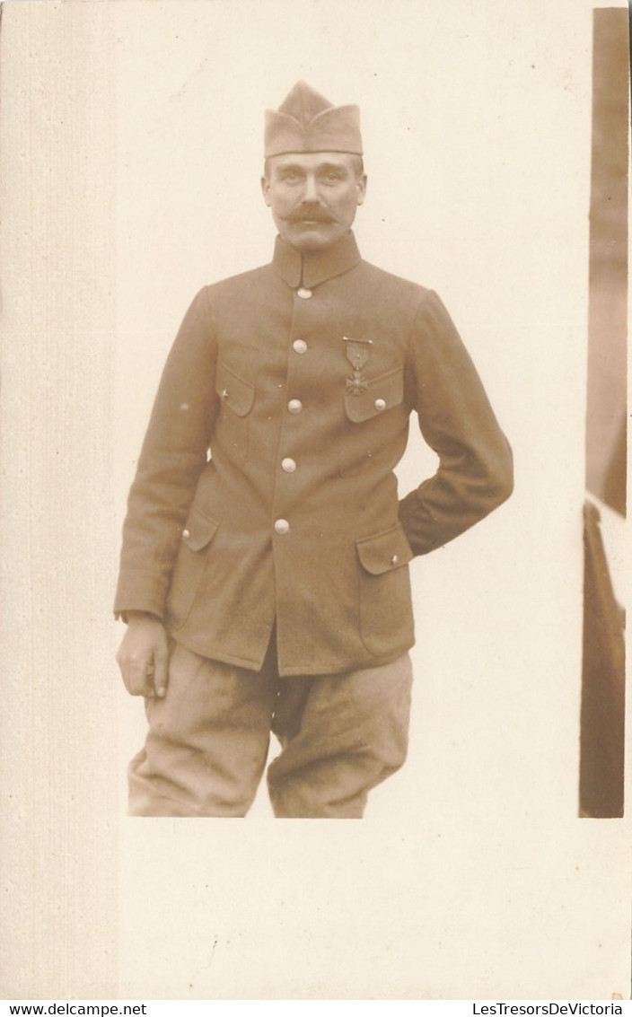 CPA - Militaria - Carte Photo  - Identification Focheu Léoplold - Envoyé à Bergnes Nord - Personnages