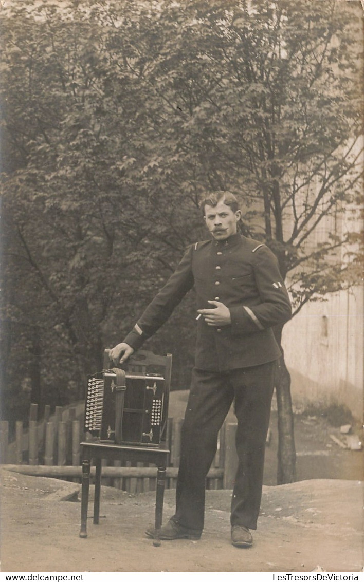 CPA - Militaria - Carte Photo  - Identification Henri Bienvenu - Envoyé A Peruwelez - Accordéon - Personen