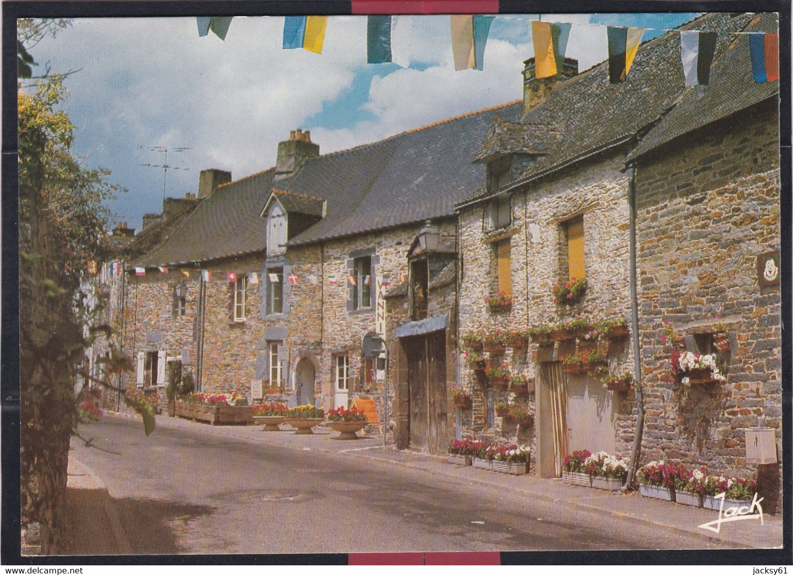 56 - La Gacilly - La Rue St-vincent - La Gacilly