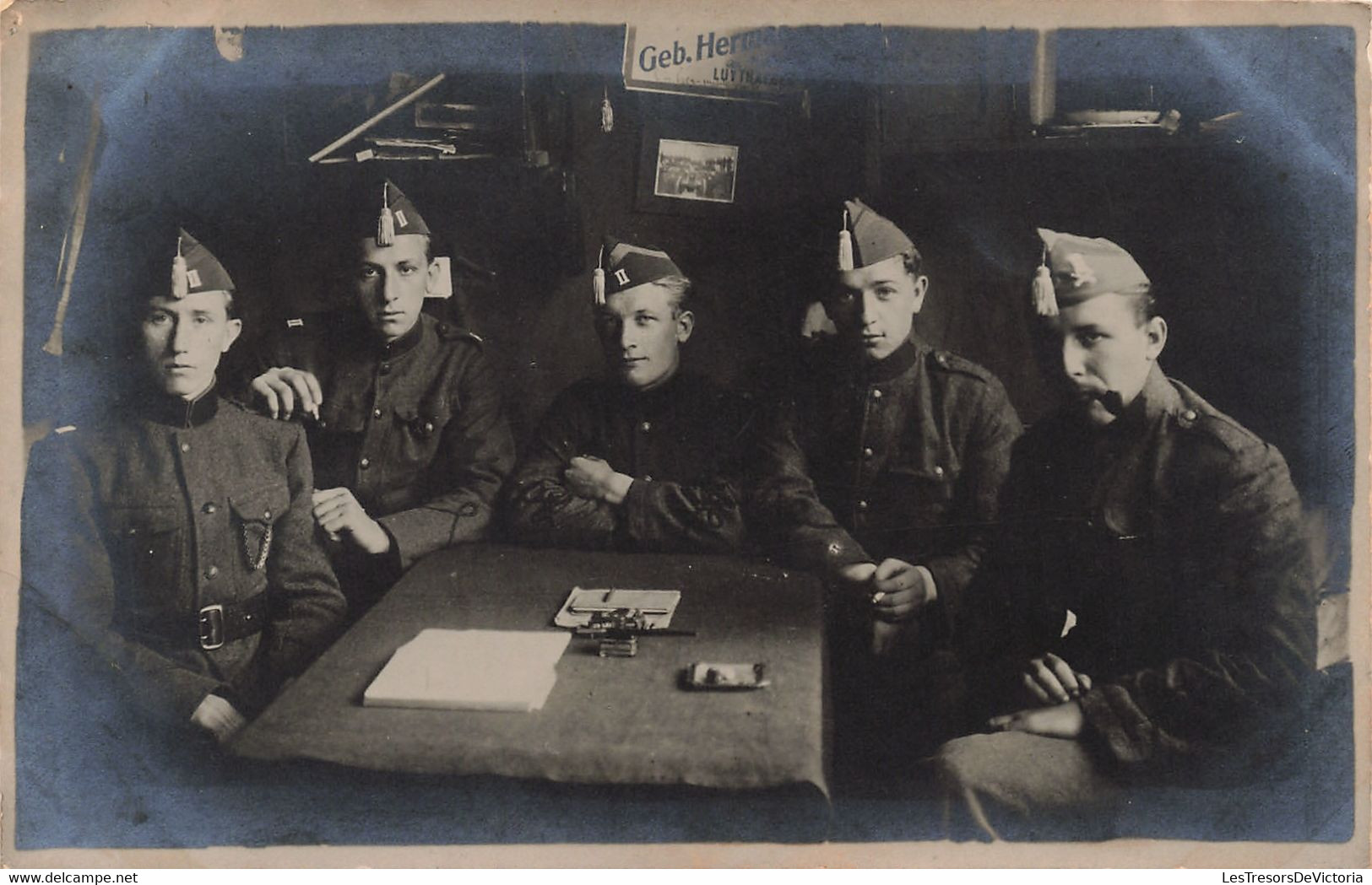 CPA - Militaria - Carte Photo  - Groupe Soldats Assis Autour D'une Table - Cigarette - Beret - Characters