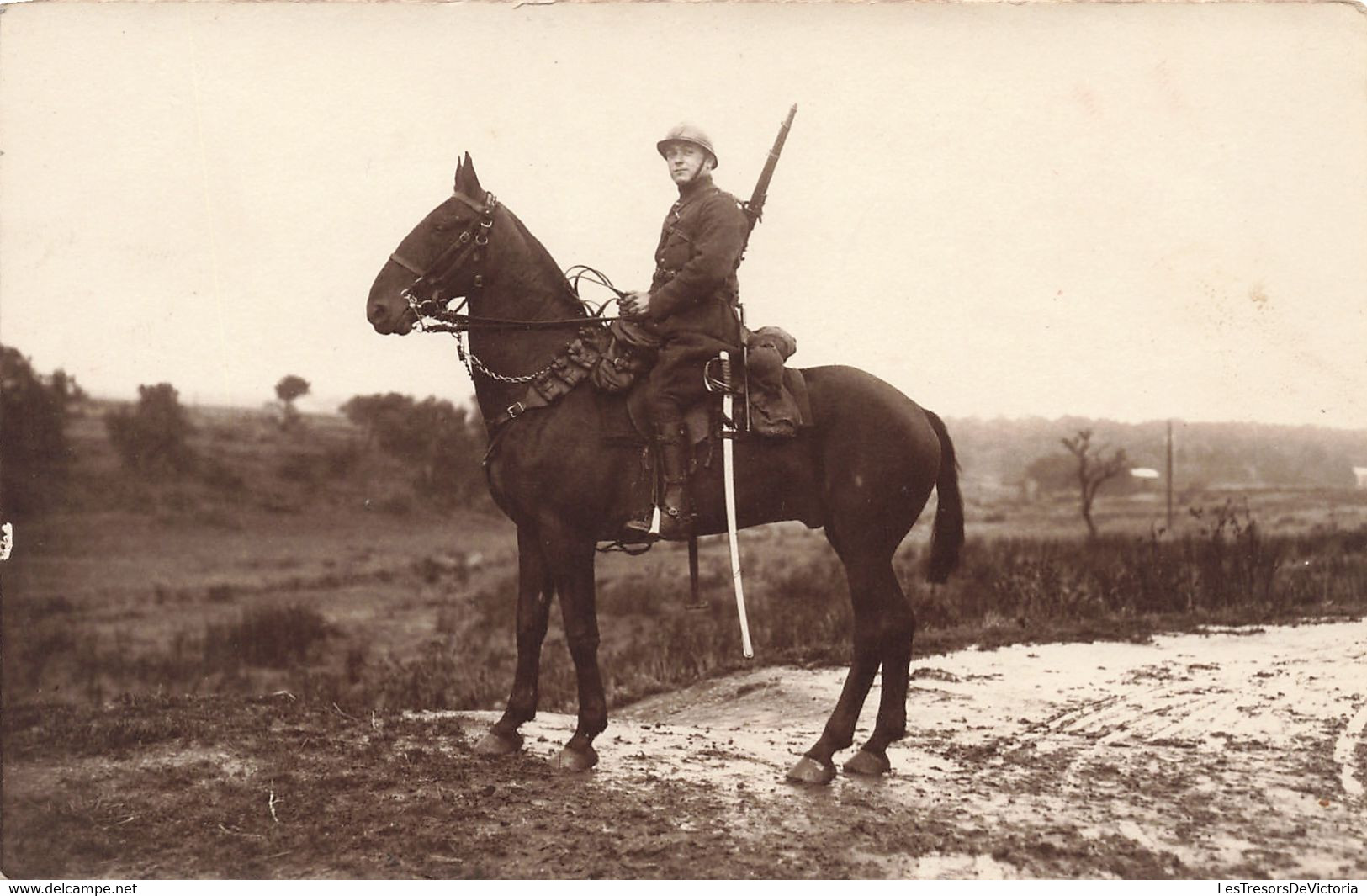 CPA - Militaria - Carte Photo  - Soldat à Cheval - Sabre - Fusil - Casque - Cheval - Characters