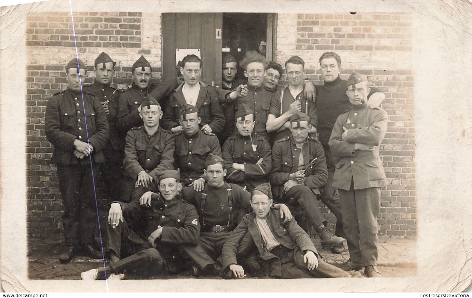 CPA - Militaria - Carte Photo  - Groupe Soldat - Beret - Pipe - Personaggi