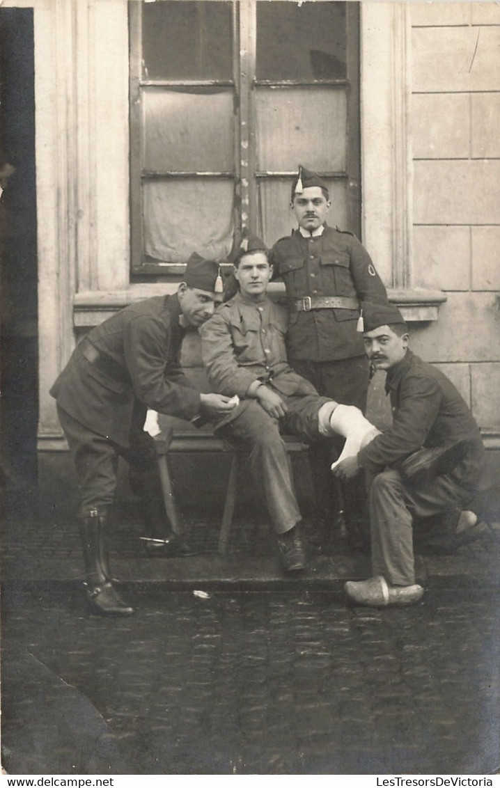 CPA - Militaria - Carte Photo  - Soldat Blessé Soigné Par Trois Autre Soldat - Personen