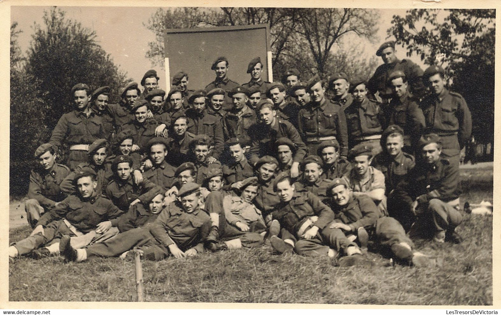 CPA - Militaria - Carte Photo  - Groupe De Soldat - Polygone - Jambes - Beret - Personen