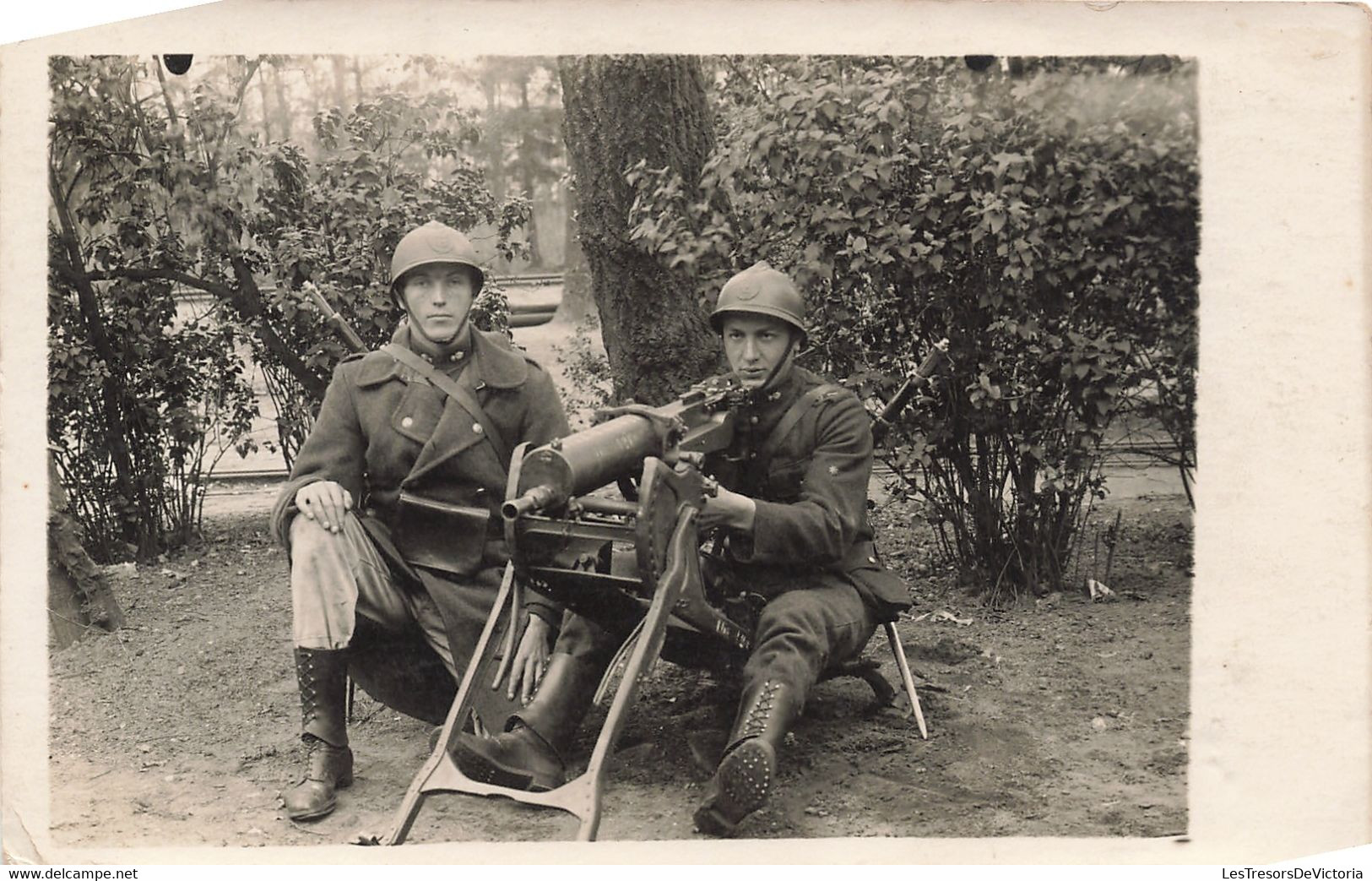 CPA - Militaria - Carte Photo  - Deux Soldats Avec Mitrailleuse - Casque - Personnages