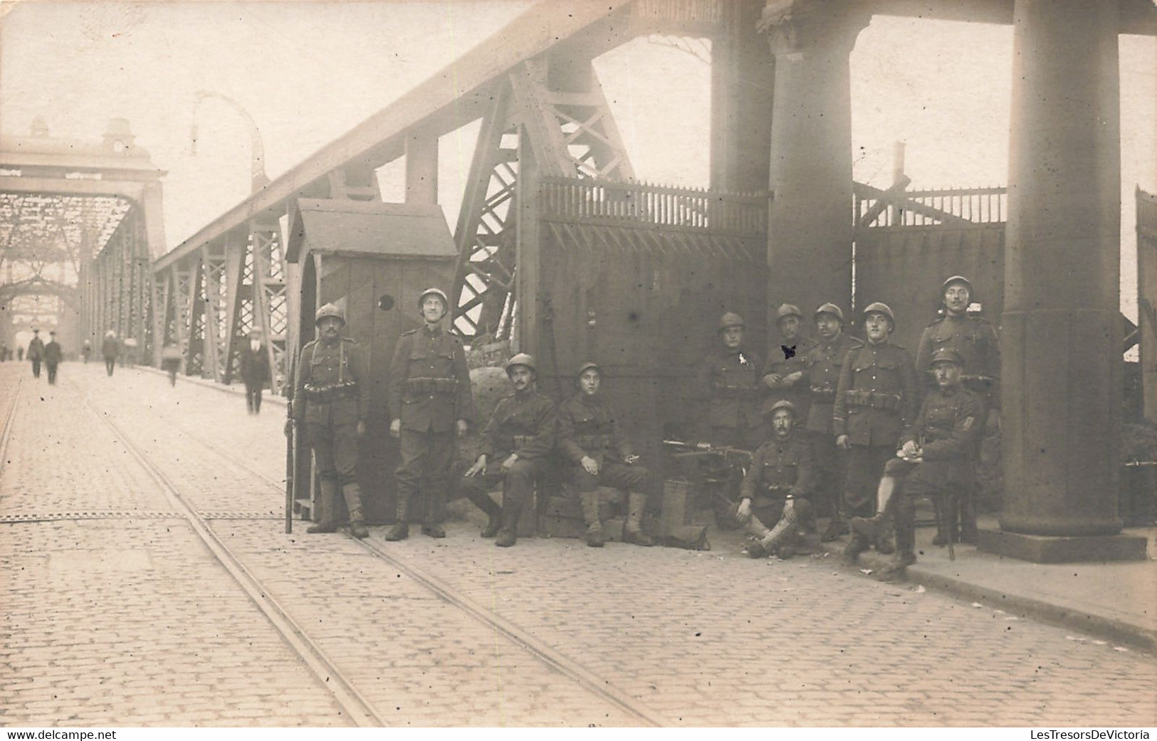 CPA - Militaria - Carte Photo  - Groupe De Soldat Sur Un Pont - Personnages