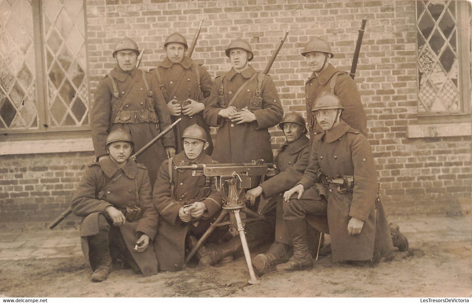 CPA - Militaria - Carte Photo  - Groupe De Soldat Avec Mitrailleuse - Fusil - Casque - Personajes