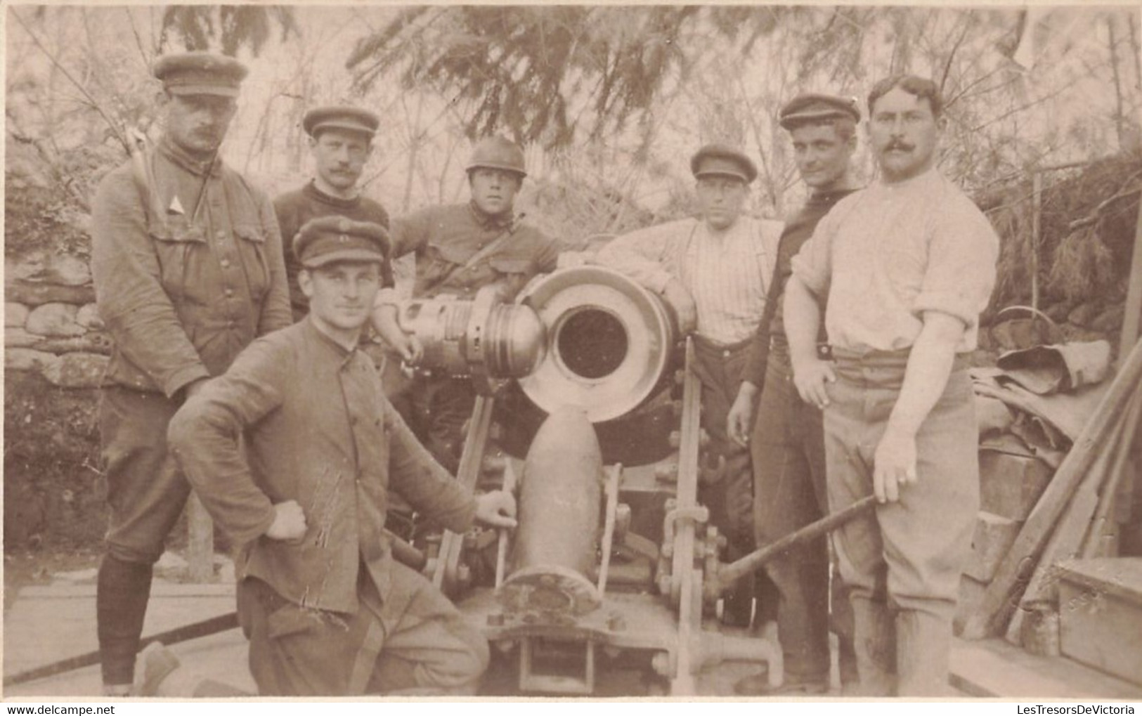 CPA - Militaria - Carte Photo  - Groupe De Soldat - Obus - Beret - Characters