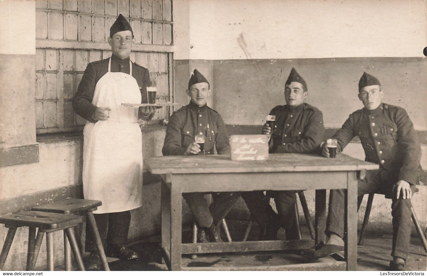 CPA - Militaria - Carte Photo  - Groupe De Soldat Buvant Une Bière - Beret - Characters