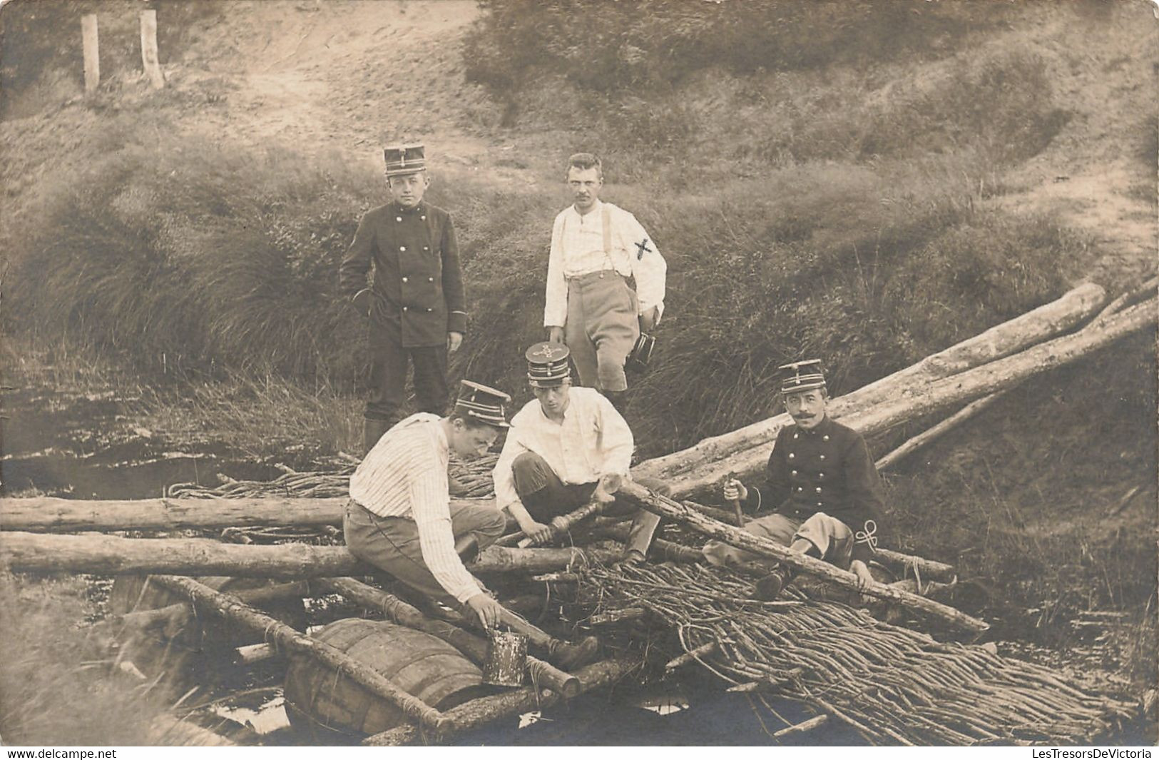 CPA - Carte Photo - Groupe De Militaires - Camp De Beverloo - Daté 1889 - Mons - Képi - Rivière - Radeau - Characters