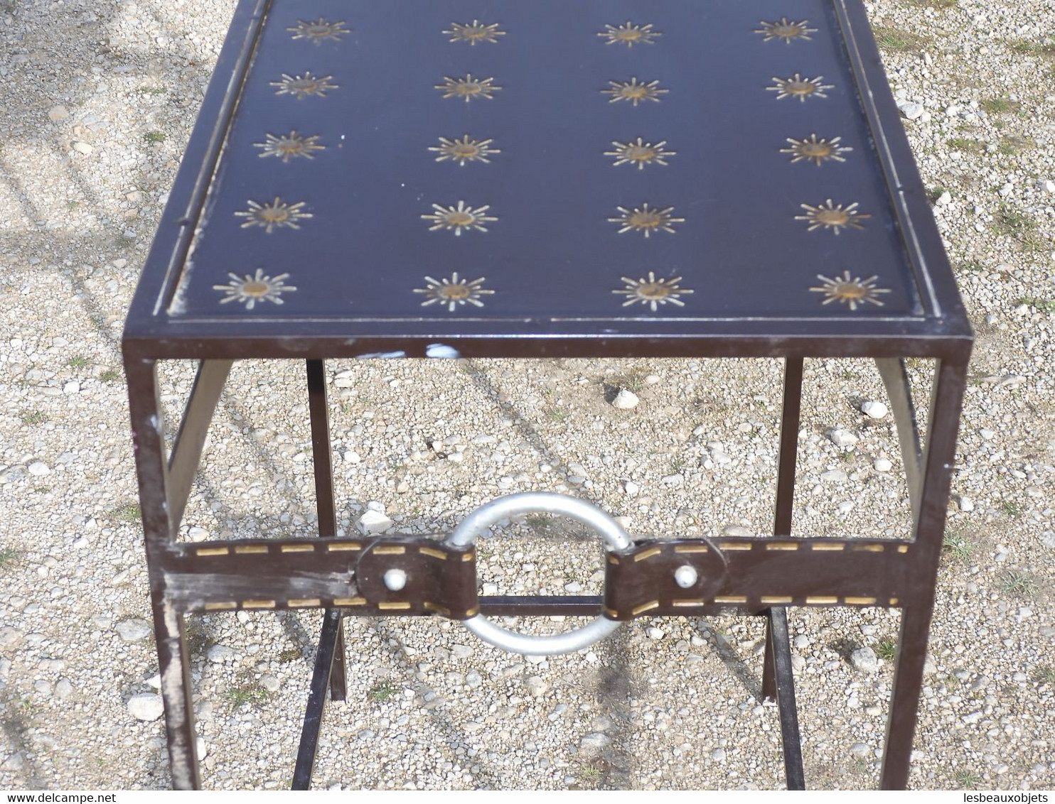 *TABLE D'APPOINT en METAL PEINT Plateau à décor de SOLEILS Dorés JUS GRENIER  E