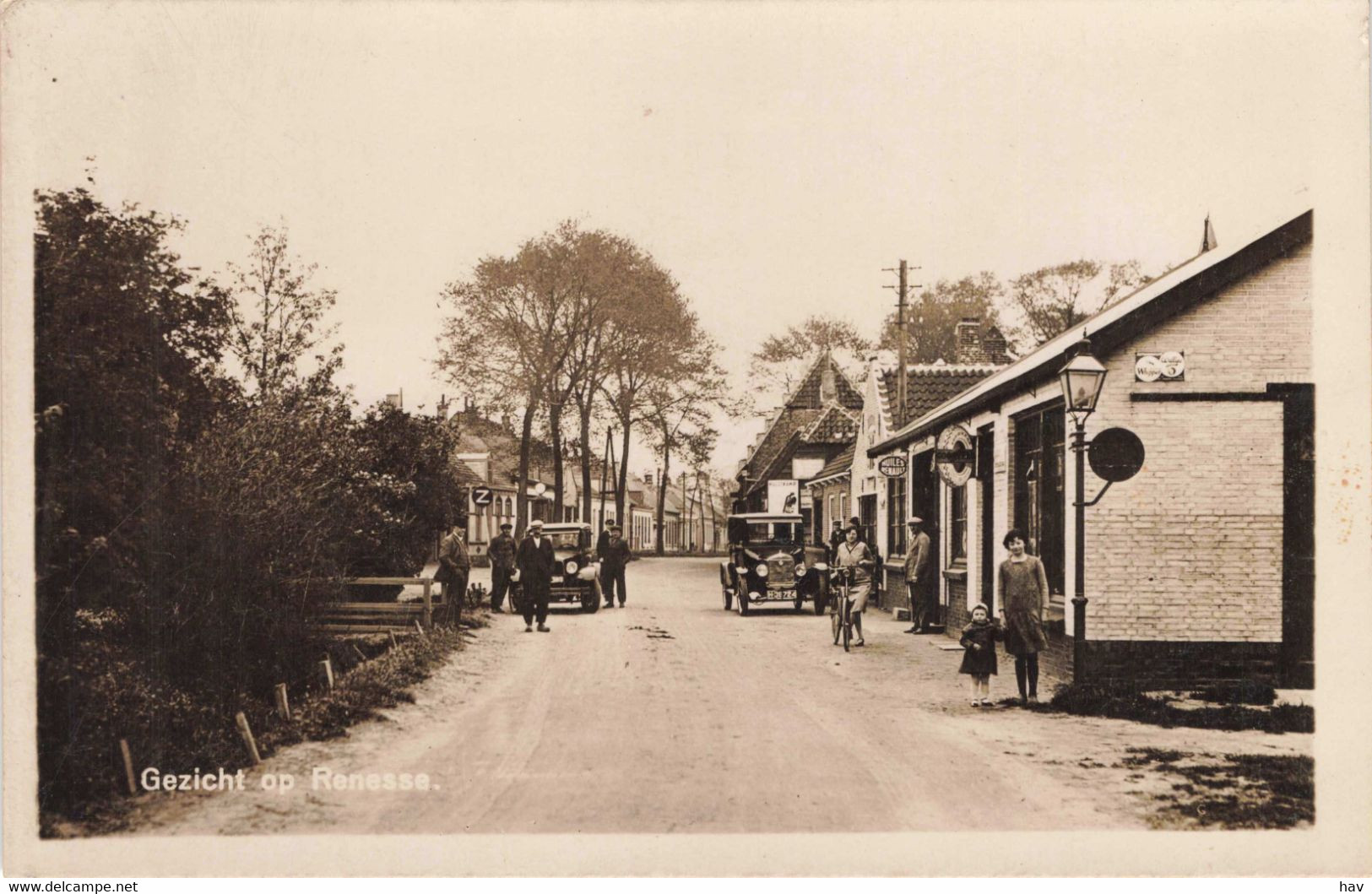 Renesse Garage Met Auto's 1674 - Renesse