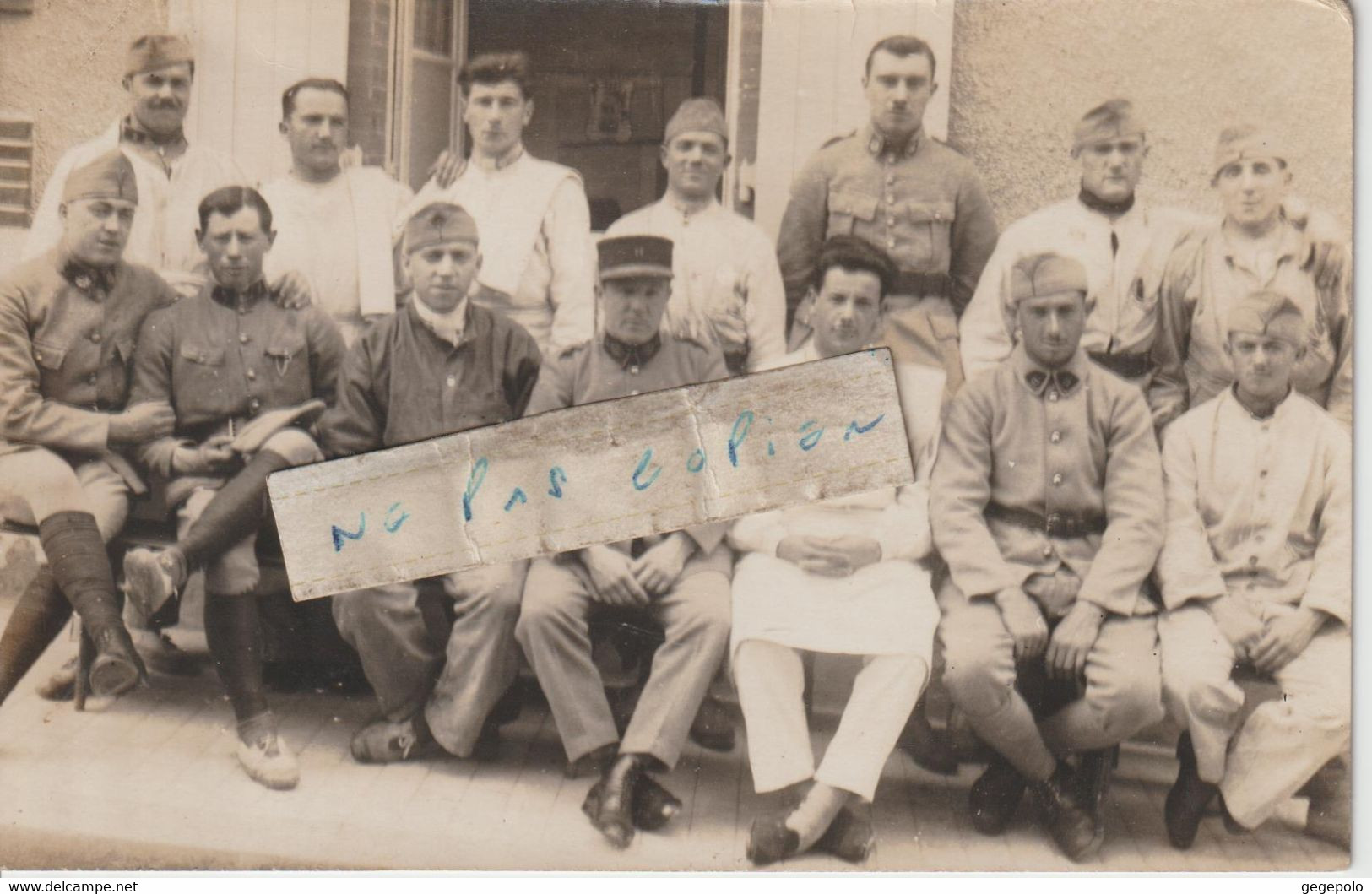 CHATEL-GUYON - Des Militaires Qui Posent En 1926 ( Carte Photo ) - Châtel-Guyon