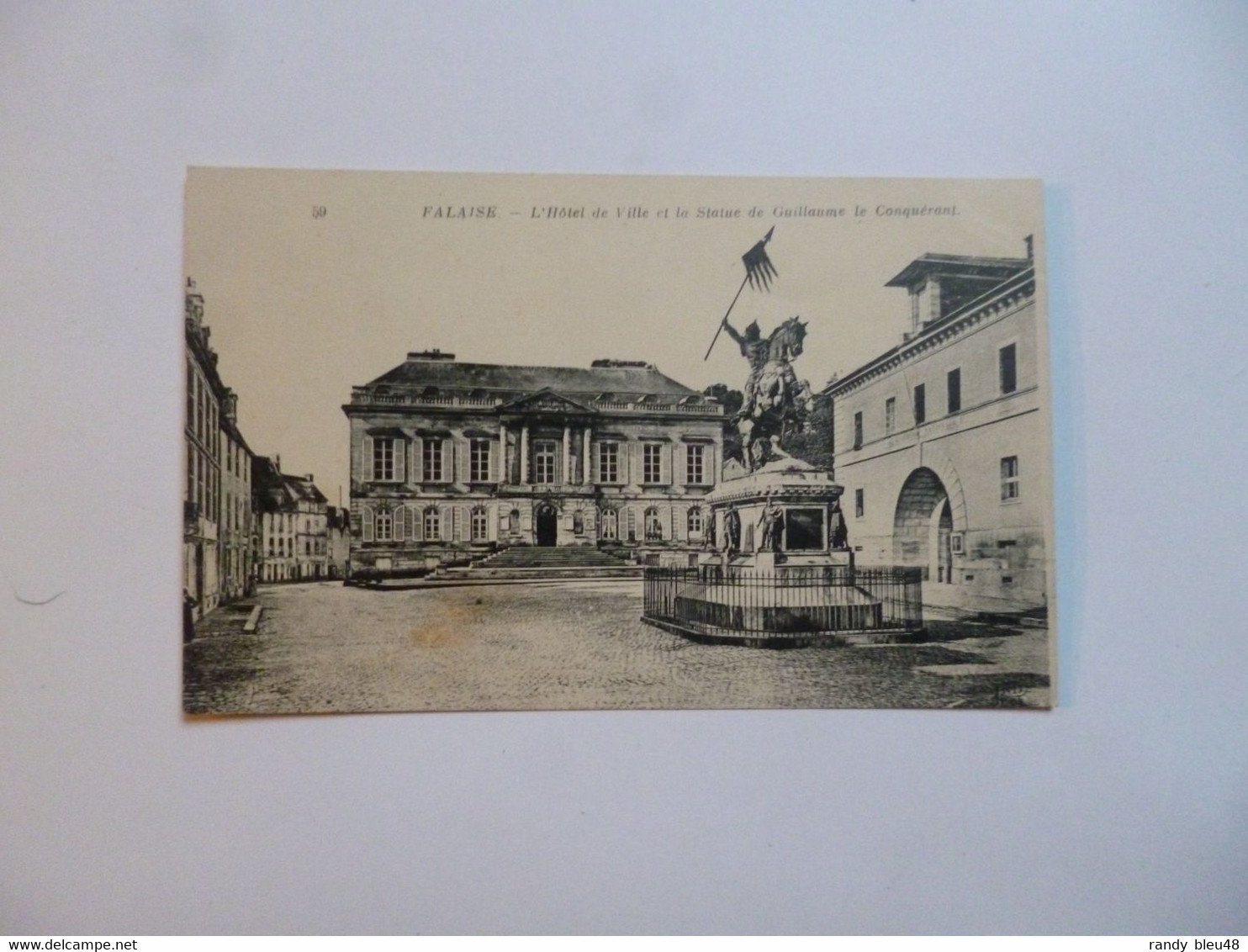 FALAISE  -  14  -  Hôtel De Ville Et La Statue De Guillaume Le Conquérant    -  Calvados - Falaise