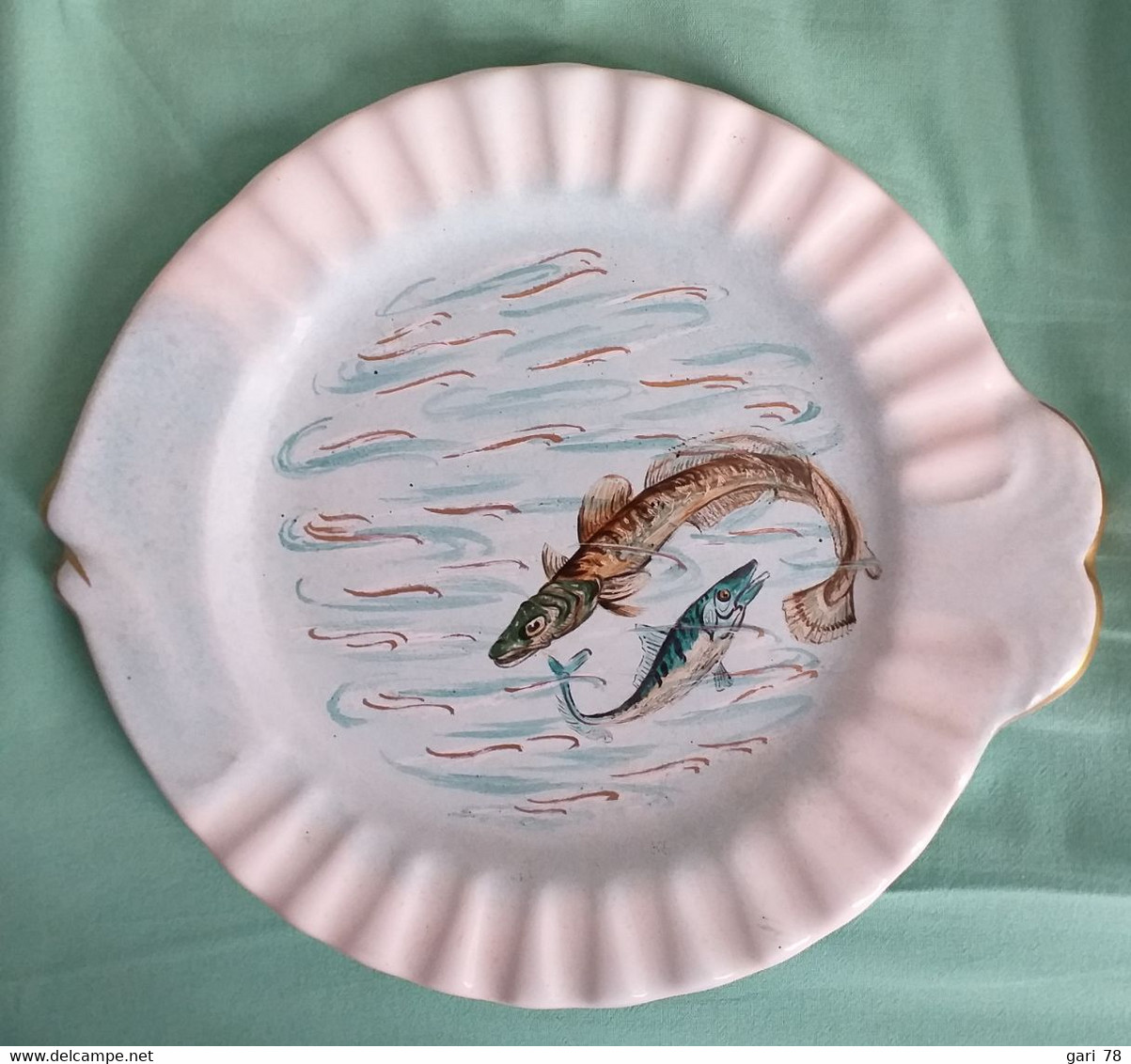 Assiette En Porcelaine Forme De Poisson, Signé Et Peint à La Main - Angoulême/Le Renoleau (FRA)