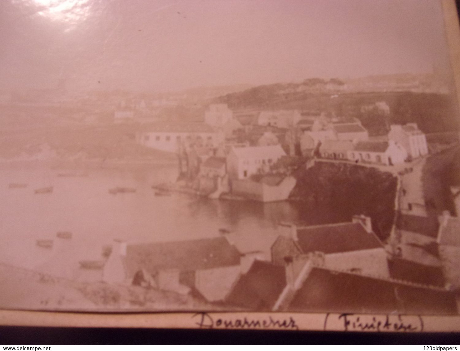 ♥️   VERS 1880 BRETAGNE DOUARNENEZ FINISTERE PHOTO ANONYME CONTRECOLLEE SUR CARTON  12/9CM - Lieux