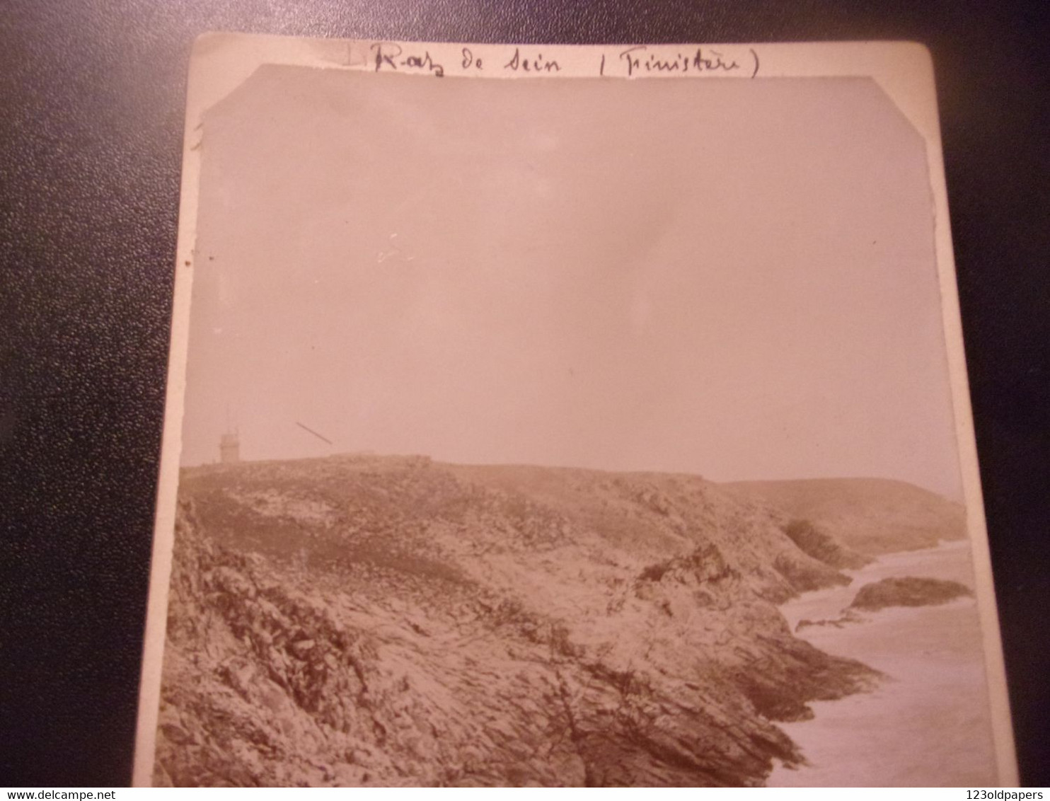♥️   VERS 1880 BRETAGNE RAZ DE SEIN  FINISTERE PHOTO ANONYME CONTRECOLLEE SUR CARTON  12/9CM - Lugares