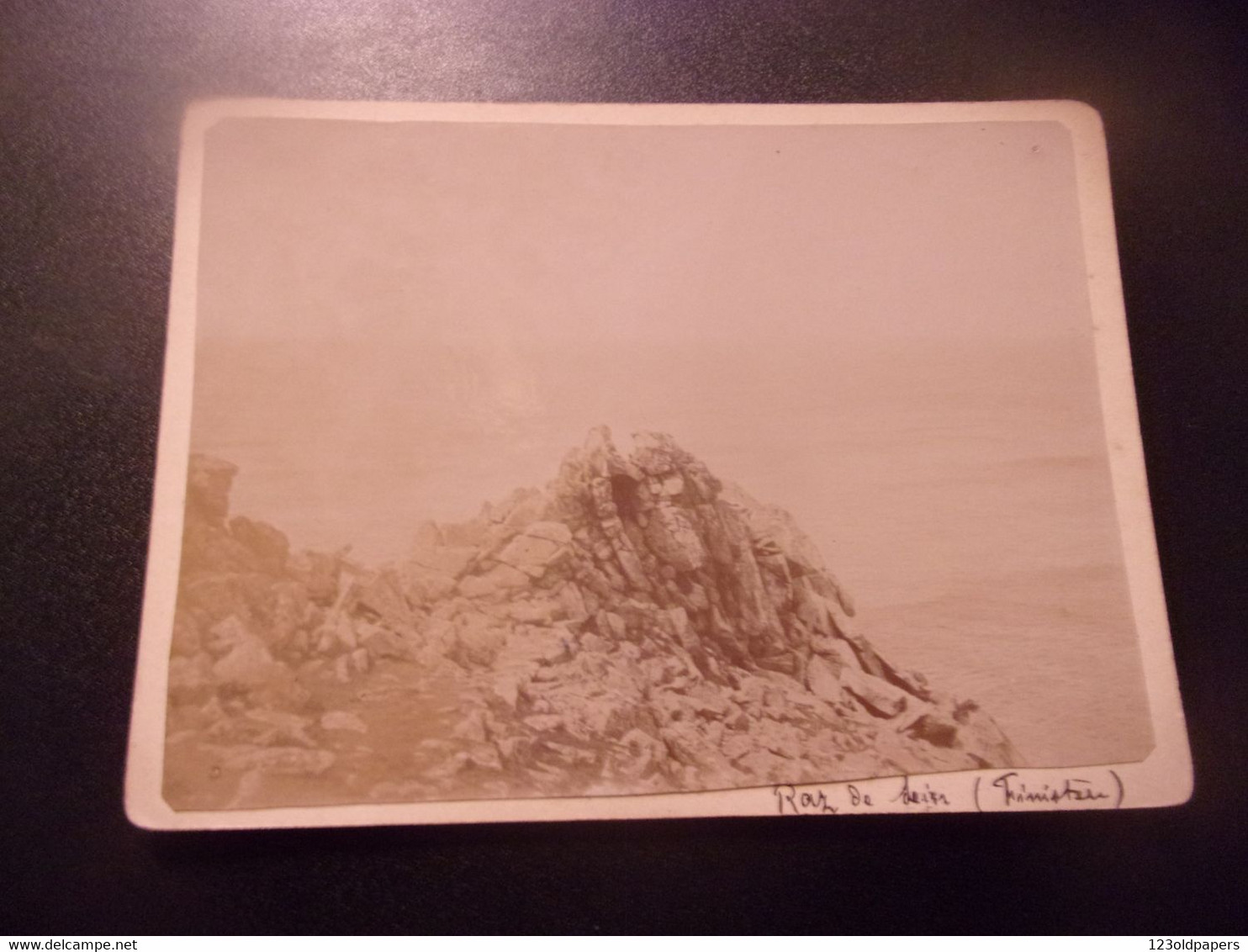 ♥️   VERS 1880 BRETAGNE RAZ DE SEIN  FINISTERE PHOTO ANONYME CONTRECOLLEE SUR CARTON  12/9CM - Lugares