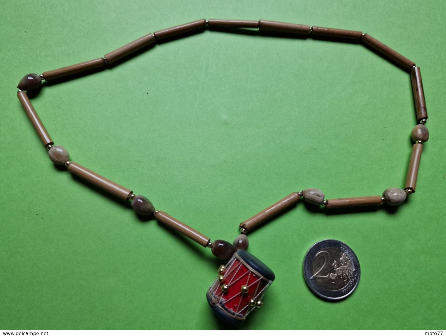 Ancien Petit COLLIER De MADAGASCAR - Tambour Rouge - Bois Et Perles En Plastique - Vers 1990 - Etnica