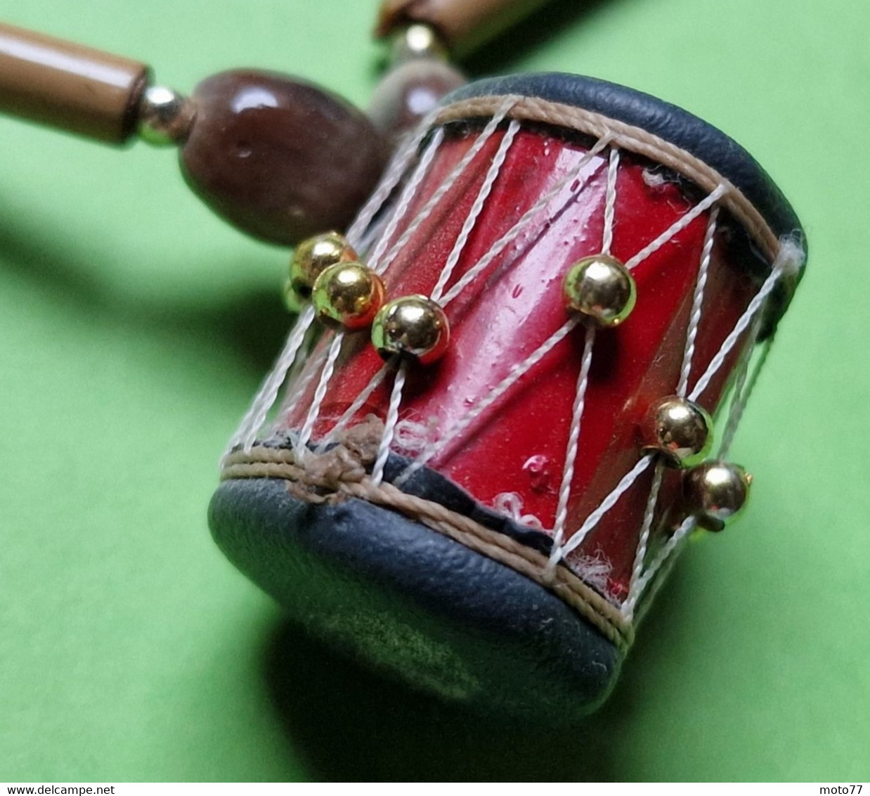 Ancien Petit COLLIER De MADAGASCAR - Tambour Rouge - Bois Et Perles En Plastique - Vers 1990 - Volksschmuck