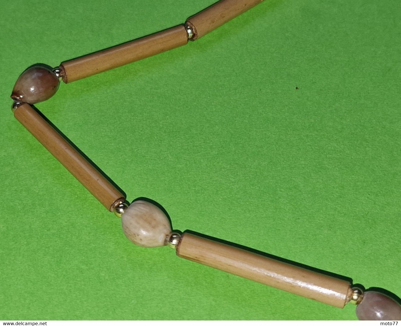 Ancien Petit COLLIER De MADAGASCAR - Tambour Rouge - Bois Et Perles En Plastique - Vers 1990 - Etnica