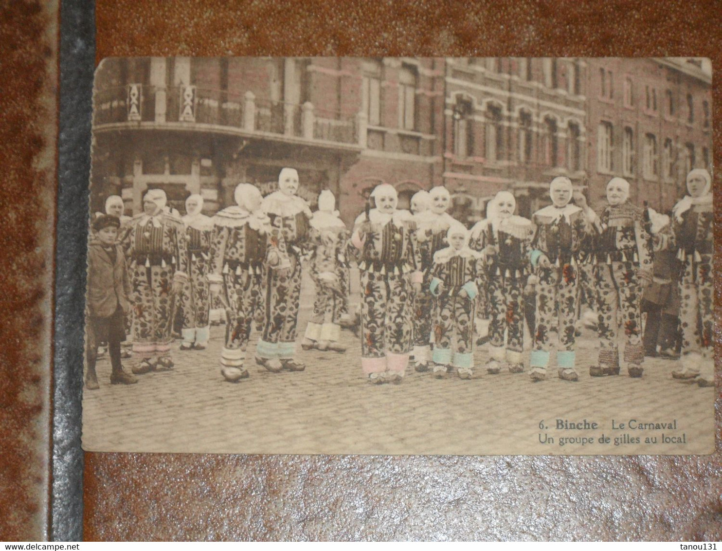 BINCHE. 6. LE CARNAVAL. UN GROUPE DEGILLES AU LOCAL - Binche