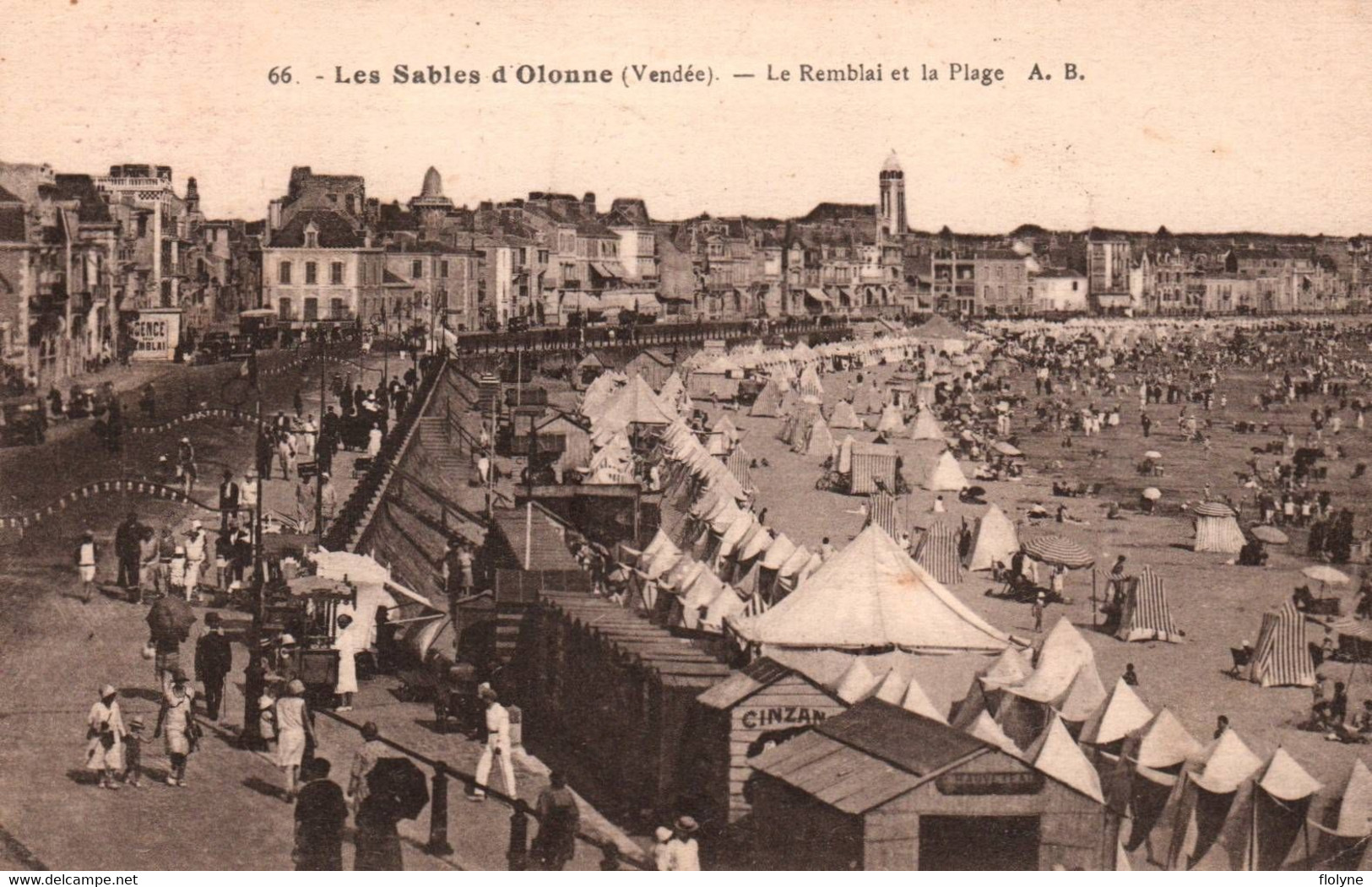 Les Sables D'olonne - Vue Sur Le Remblai Et La Plage - Sables D'Olonne