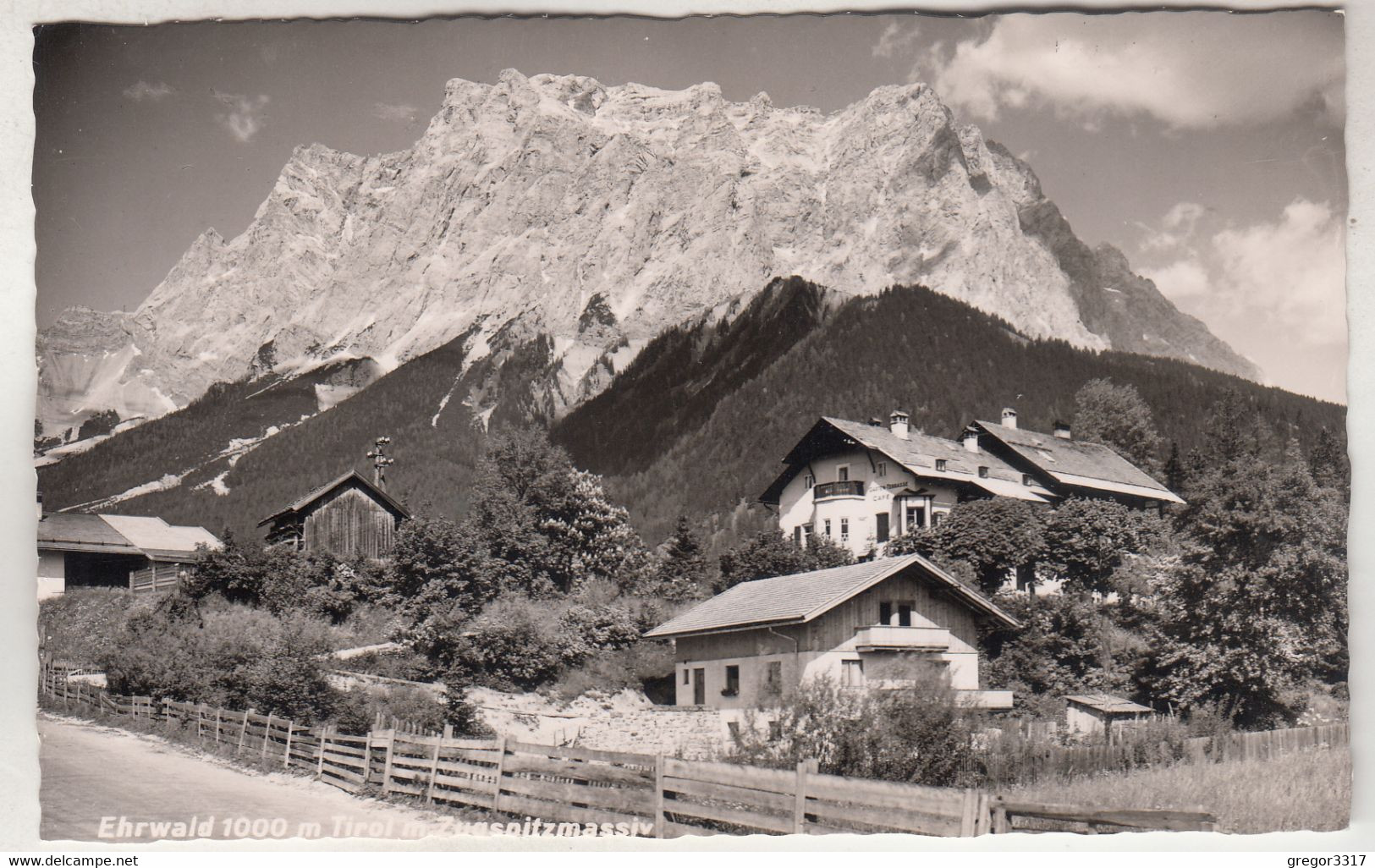 C3753) EHRWALD - Straße Mit Häuser Ansichten U. Holzzaun Mit Zugspitzmassiv - Ehrwald