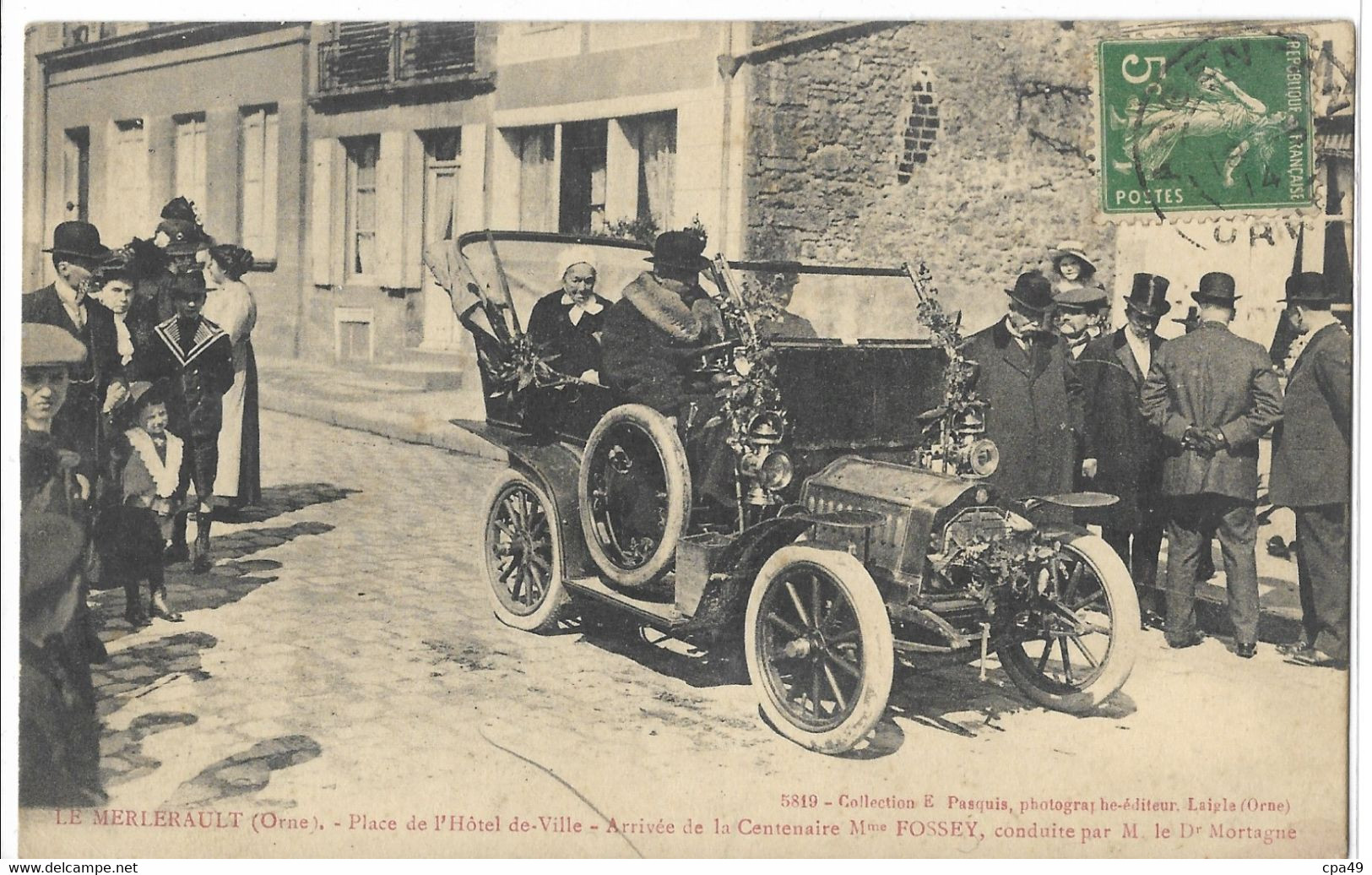 61   LE  MERLERAULT  PLACE  DE  L' HOTEL  DE  VILLE  ARRIVEE  DE  LA  CENTENAIRE  Mme  FOSSEY  CONDUITE  PAR  M  LE Dr - Le Merlerault