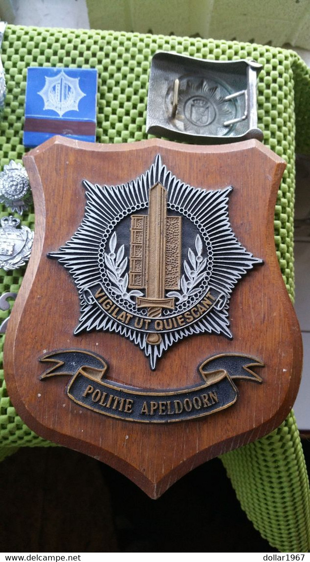 Politie Apeldoorn , borst embleem , knoppen ges  - The Netherlands