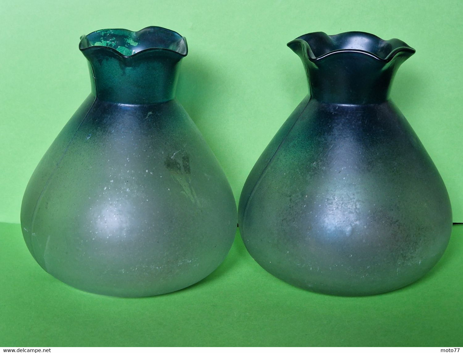 Paire D'anciens VASES En Verre Moulé - Etat D'usage Voir Photos Pour Les Fêlures Sur Un Seul - Vers 1940 - Vasen