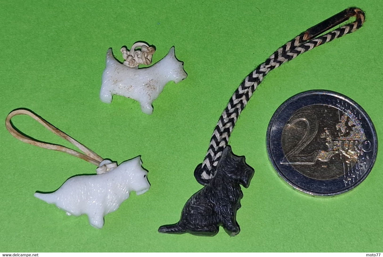 Lot 3 Figurines Jouet Pendentifs CHIEN - Publicité Whisky Black & White - Plastique 2x2 Et Cordon D'origine - Années 50 - Hunde