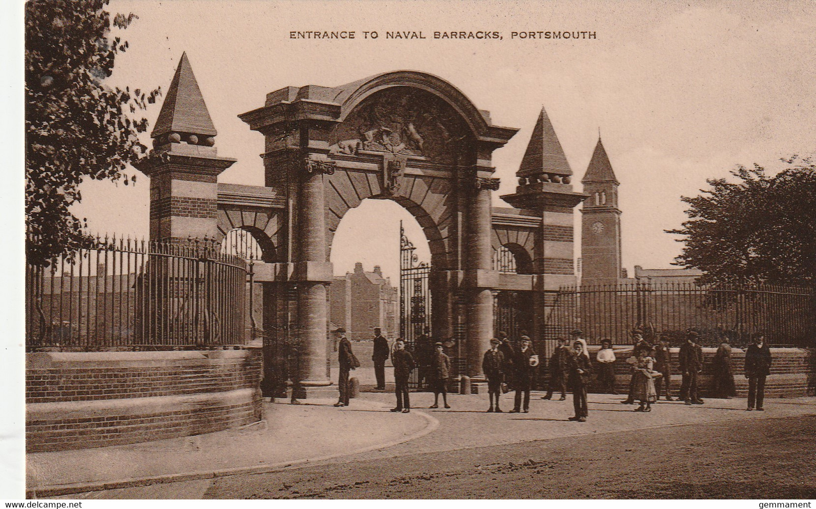 PORTSMOUTH - ENTRANCE TO NAVAL BARRACKS - Portsmouth