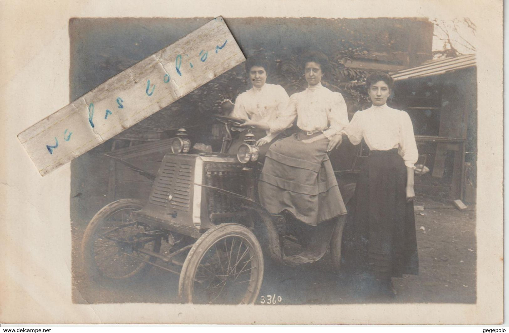 Trois Jolies Dames Près D'une Automobile Ancienne ( Carte Photo Postée De Paris à Destination De Tavers Dans Le Loiret ) - PKW