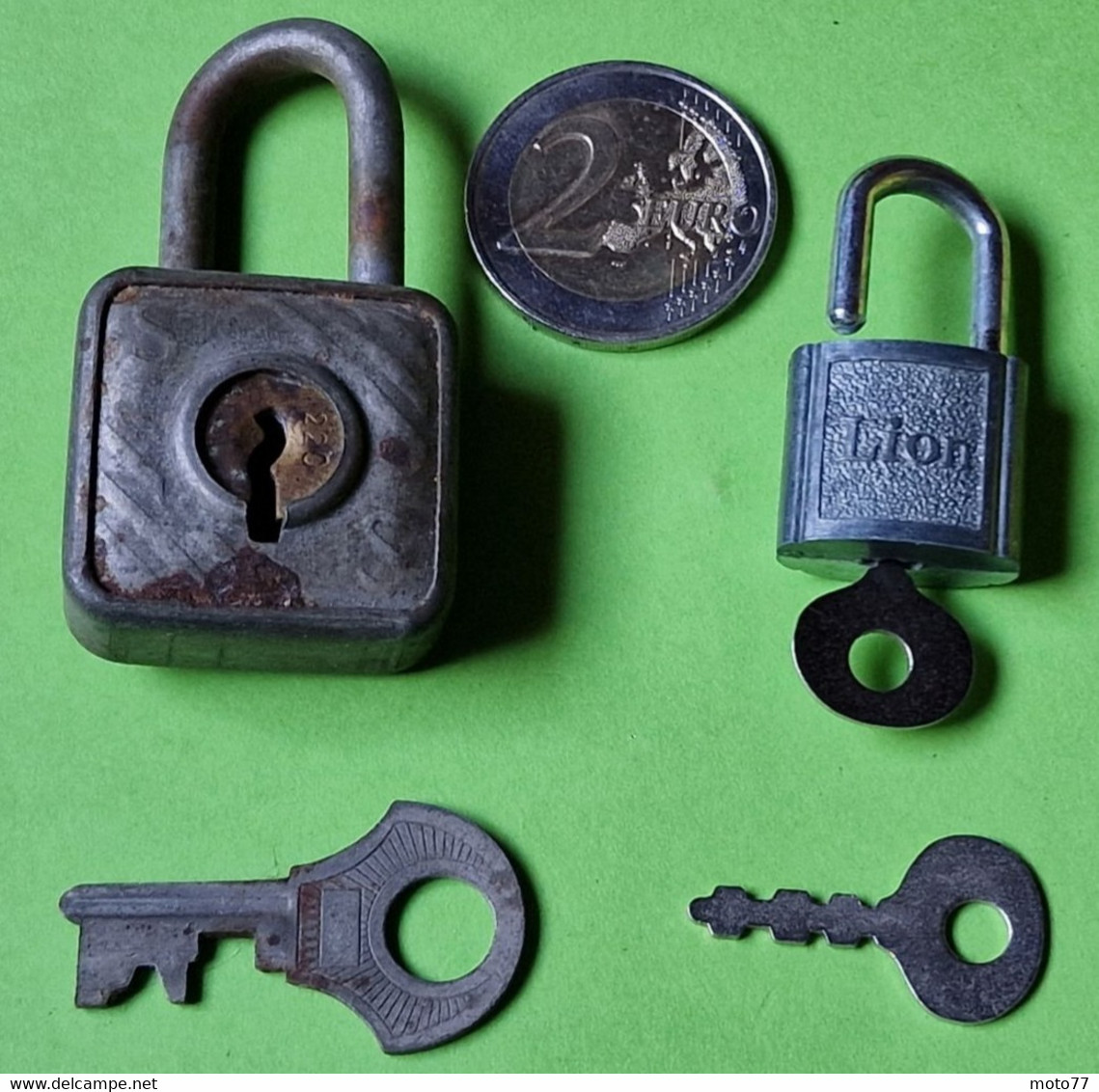 Lot 2 Anciens CADENAS Avec Clefs - Marque "Lion" De Hong Kong Et "BB" - Métal "laissé Dans Leur Jus" - Vers 1950 1960 - Altri Apparecchi