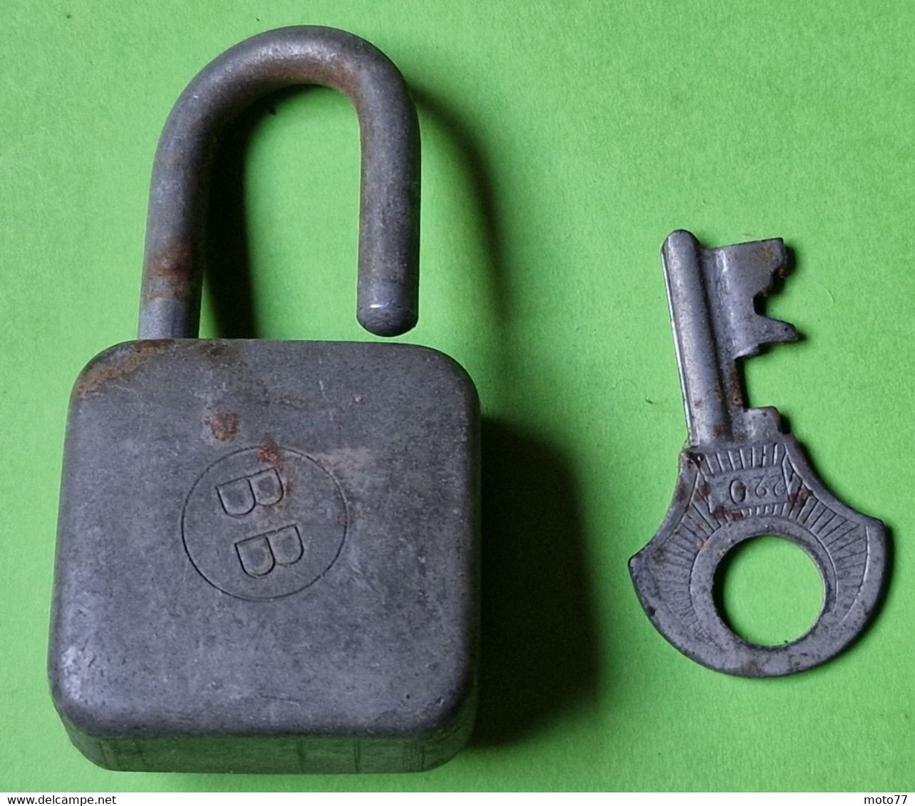 Lot 2 Anciens CADENAS Avec Clefs - Marque "Lion" De Hong Kong Et "BB" - Métal "laissé Dans Leur Jus" - Vers 1950 1960 - Andere Geräte