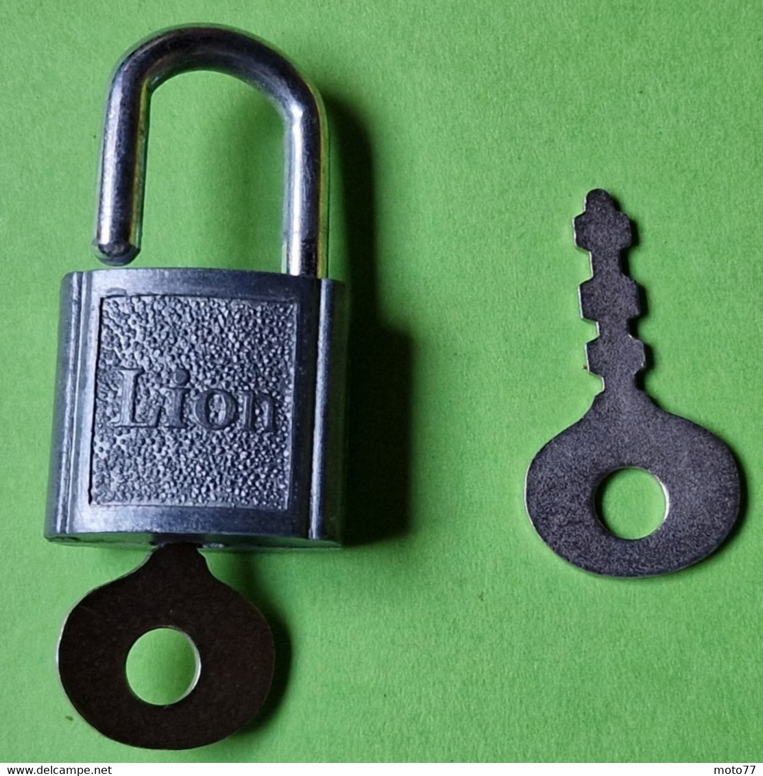 Lot 2 Anciens CADENAS Avec Clefs - Marque "Lion" De Hong Kong Et "BB" - Métal "laissé Dans Leur Jus" - Vers 1950 1960 - Autres Appareils