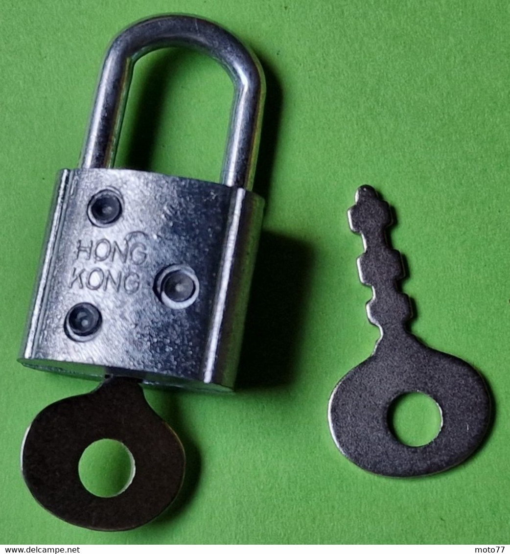 Lot 2 anciens CADENAS avec clefs - marque "Lion" de Hong Kong et "BB" - Métal "laissé dans leur jus" - vers 1950 1960