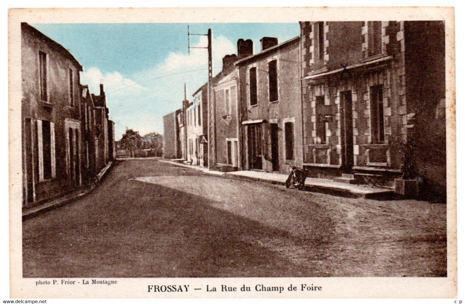 Frossay - La Rue Du Champ De Foire -  Moto - CPA°J - Frossay