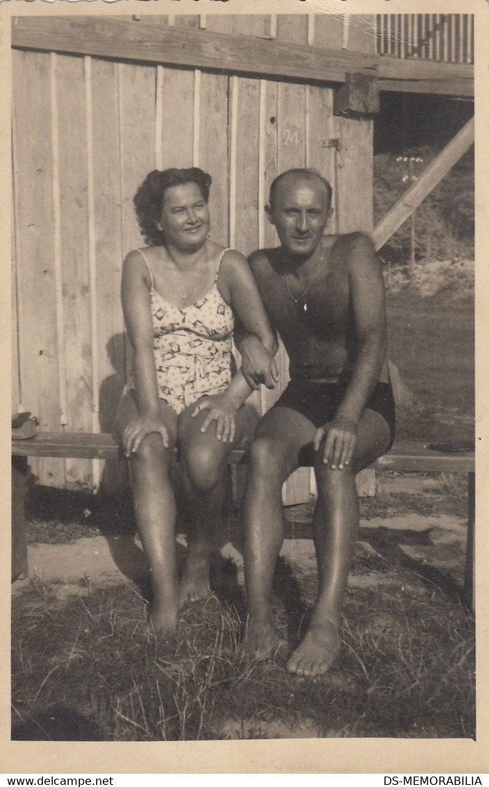 Nude Hairy Chest Man In Trunks & Woman In Swimwear Suntanning - Ohne Zuordnung