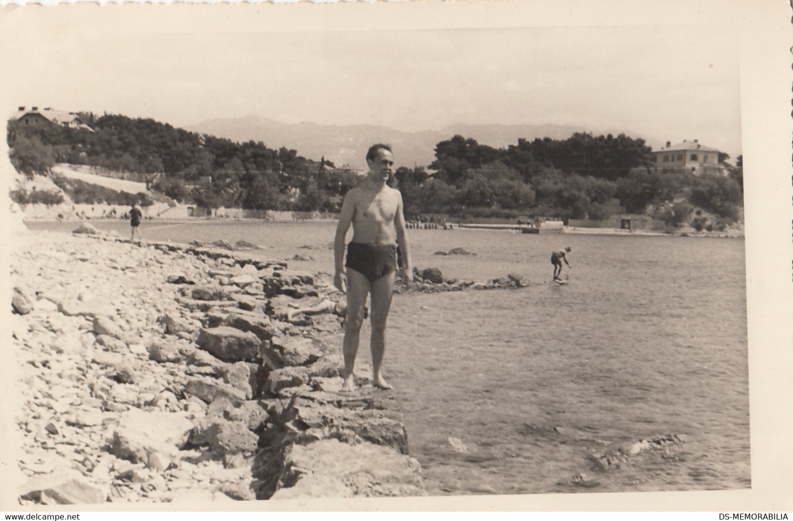 Nude Man In Swimming Trunks Posing At Beach Gay Interest - Non Classés